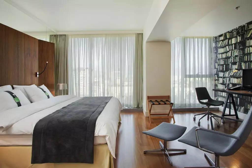 هالیدی این (Holiday Inn)